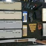 Policiais encontrarm uma carabina calibre 38, munições e cocaína na residência. (Foto: Polícia Militar)