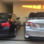 Toyota Corolla e BMW estavam dentro da casa na Cidade Vera Cruz. (Foto: Polícia Militar)