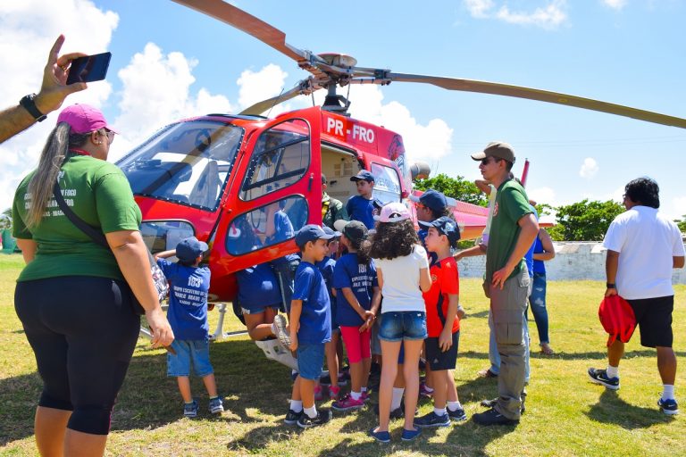 Escoteiros do Fogo conhecem aeronave do Grupamento de Operações Aéreas