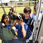 Escoteiros do Fogo conhecem aeronave do Grupamento de Operações Aéreas