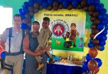 Pequenino assopra as velinhas com farda da PM da Bahia e conhece o GRAer