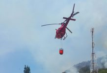Helicópteros do GOA ajudam no combate a incêndio na mata do teleférico, em Nova Friburgo