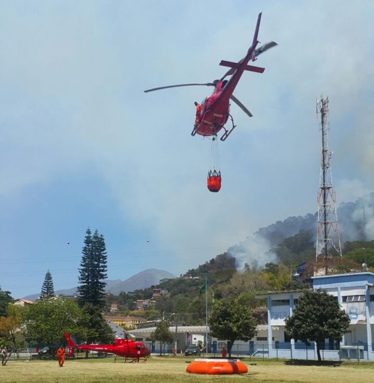 Helicópteros do GOA ajudam no combate a incêndio na mata do teleférico, em Nova Friburgo