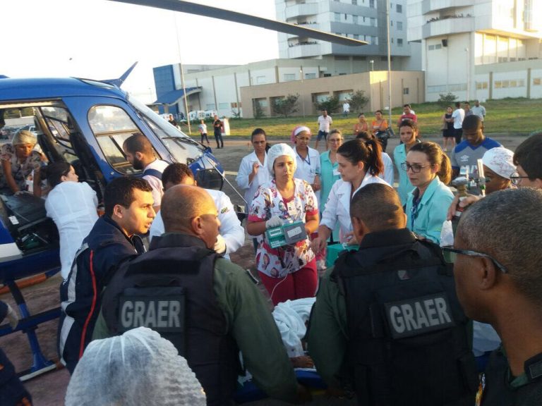 Ônibus que levava crianças a excursão tomba na BA-421 e GRAer presta socorro às vítimas