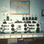 MESA DE COMUNICAÇÕES:- A chamada “Sala de Operações”, onde era feita a ligação terra-ar, se resumia nesse cantinho da única sala cedida ao GRPAe para sua administração.. Foto: Raul Paulino.