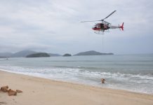 Bombeiros e Policiais realizam exercícios de salvamento com helicóptero Águia em Caraguatatuba