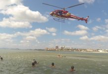 Guarda-vidas treinam com o helicóptero Arcanjo 03 no Litoral Norte de Santa Catarina