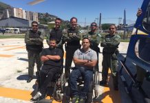 Policiais com necessidades especiais visitam o Grupamento Aeromóvel e realizam passeio de aeronave