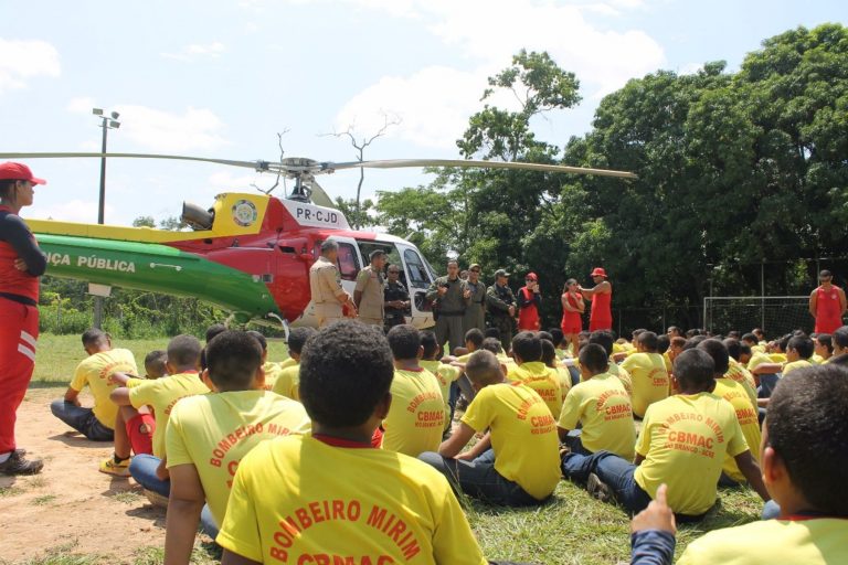 Bombeiros Mirins vivenciam instrução com participação do helicóptero Harpia I, em Rio Branco, AC