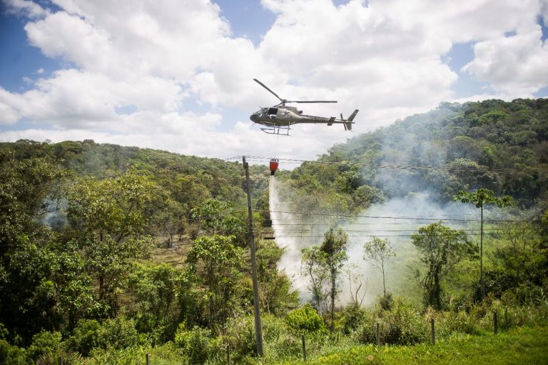 Incêndio florestal em Araquari mobiliza bombeiros e helicóptero Águia 01 da Polícia Militar