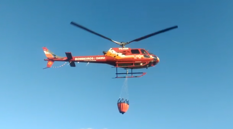Arcanjo 01 e bombeiros combatem incêndio em vegetação próxima ao aeroporto de Florianópolis