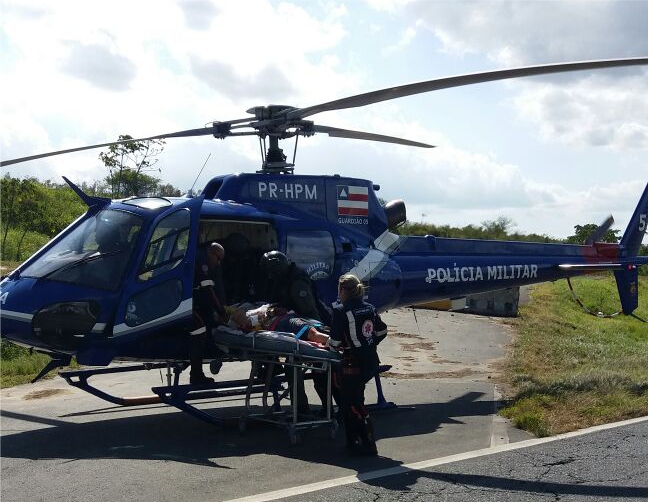 Grupamento Aéreo da PM da Bahia resgata vítimas de acidente na BR-324