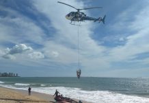 Corpo de Bombeiros e NOTAer fazem simulação de resgate de afogamento em praia de Vila Velha, ES