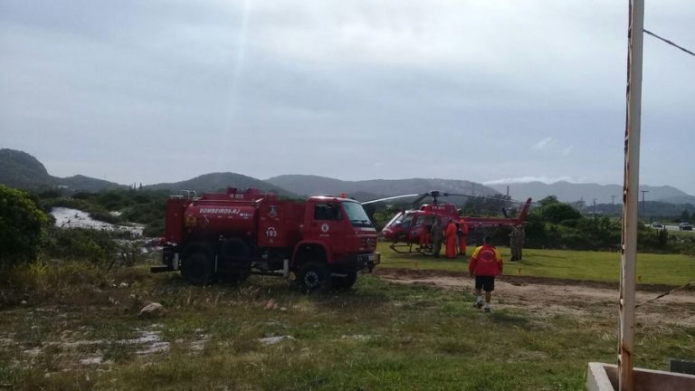 Helicóptero do Corpo de Bombeiros que reforçara salvamentos na Região dos Lagos já está em Arraial do Cabo