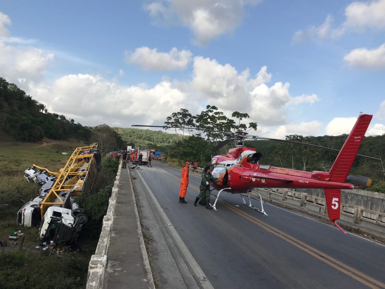 Falcão 05 resgata vítimas de acidente com carreta-cegonha no interior de Alagoas