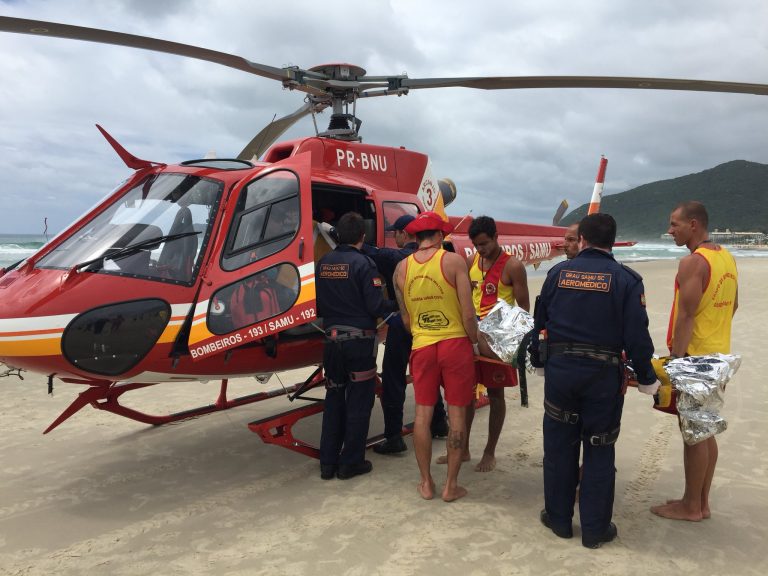 Arcanjo 01 socorre banhista que se afogou no Santinho, em Florianópolis