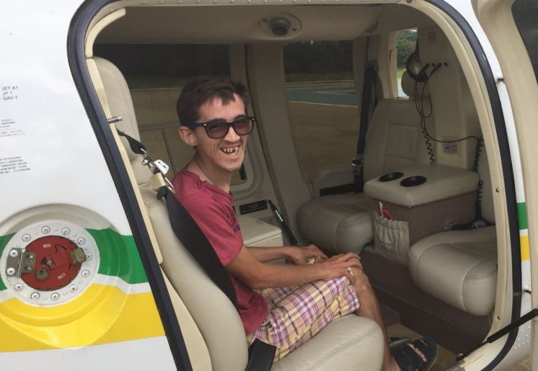 Espírito de Natal contagia policiais militares e jovem conhece os helicópteros da PM do Distrito Federal