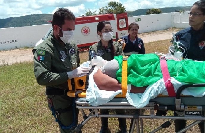 Falcão 05 do Grupamento Aéreo de Alagoas resgata vítima de AVC em União dos Palmares e Falcão 03 atua em prisão em Coité do Nóia