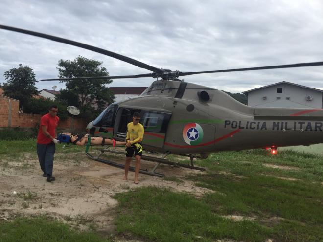 Equipe do Águia 02 do BAPM/SC auxilia atendimento de adolescente na praia de Bombinhas