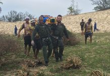 CIOPAer do Ceará resgata vítima de acidente automobilístico nas dunas da Praia de Águas Cristalinas