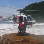 Águia 17 da PM e bombeiros resgatam vítima em costão rochoso na Ilha do Cardoso, em Cananéia. Foto: Divulgação/Polícia Militar