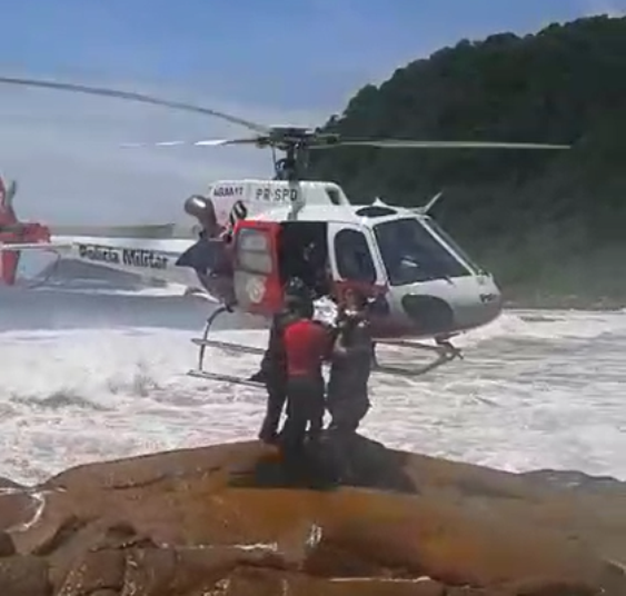 Águia 17 da PM e bombeiros resgatam vítima em costão rochoso na Ilha do Cardoso, em Cananéia