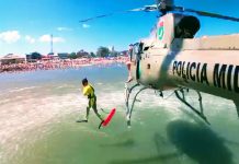 Equipe do helicóptero Águia 01 da PM de Santa Catarina filma resgate de banhista na Praia de Itapoá