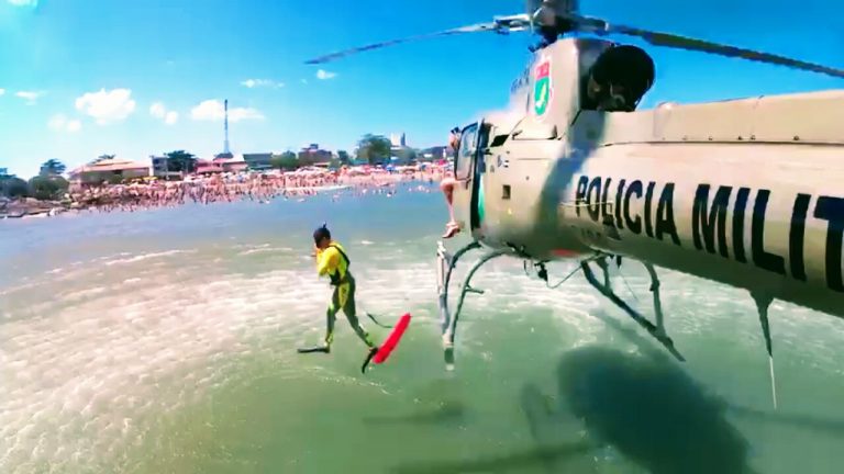Equipe do helicóptero Águia 01 da PM de Santa Catarina filma resgate de banhista na Praia de Itapoá