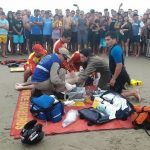 Batalhão de Operações Aéreas e Bombeiros realizam resgate de banhistas em Matinhos. Foto:  Soldado Vânia Soldi/PM5