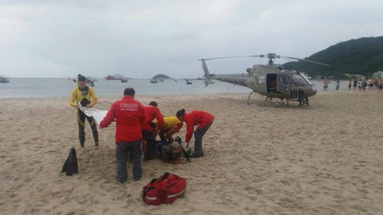 Equipe do helicóptero Águia 01 do Batalhão de Aviação da PM resgata pescador em São Francisco do Sul