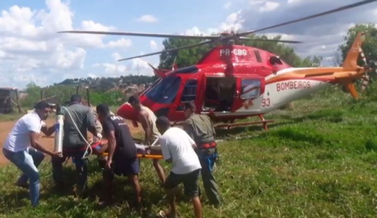 Helicóptero do Corpo de Bombeiros de Goiás socorre rapaz que se afogou em lago