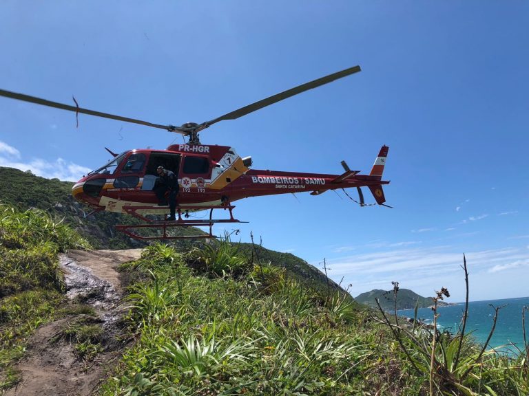 Equipe aeromédica do helicóptero Arcanjo 01 resgata turista gaúcha que caiu de costão em Florianópolis