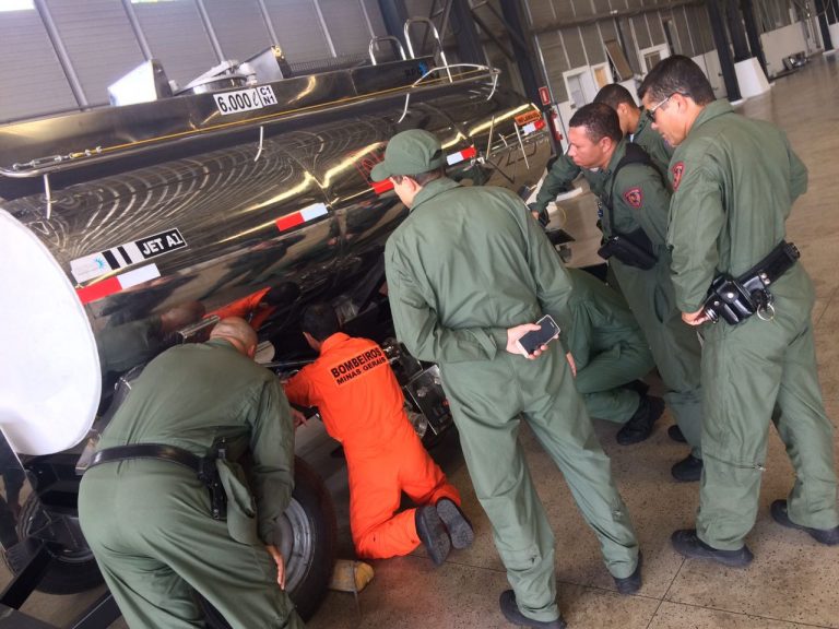Corpo de Bombeiros de Minas Gerais treina policiais sobre o uso dos novos tanques de abastecimento de aeronaves