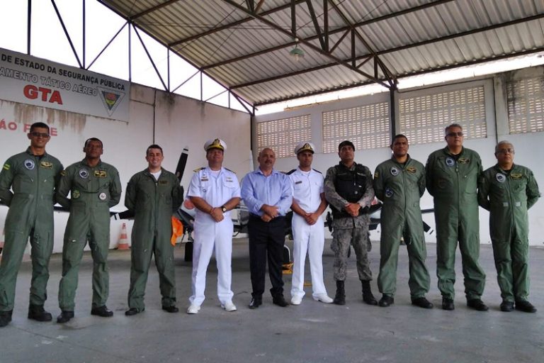 Comandante da Capitania dos Portos em Sergipe visita a sede do Grupamento Tático Aéreo