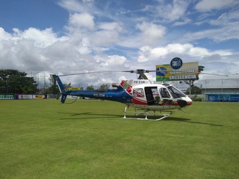 Helicóptero do GRAER/AM faz pouso de emergência em campo de futebol na zona sul de Manaus e tripulação passa bem