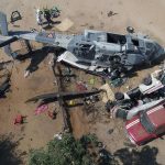 Técnicos trabalham no local do acidente onde um helicóptero militar caiu. Foto: ALFREDO ESTRELLA / AFP /