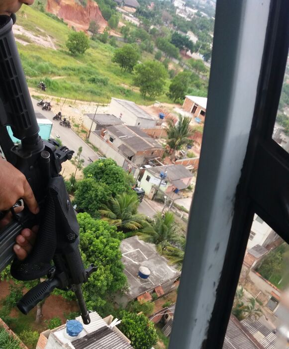 Equipe do Helicóptero Patrulha 08 auxilia na busca e prisão de assaltante que atirou contra equipe da PRF no Rio