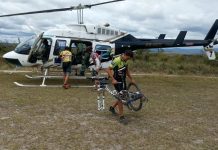 Com apoio do helicóptero do IBAMA, bombeiros resgatam ciclistas que estavam perdidos em Pacaraima