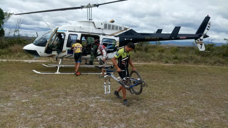 Com apoio do helicóptero do IBAMA, bombeiros resgatam ciclistas que estavam perdidos em Pacaraima