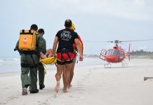 Corpo de Bombeiros de Alagoas realiza treinamento simulado de salvamento no mar com helicóptero