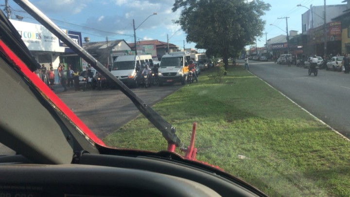 Helicóptero Bombeiro 01 socorre vítima de acidente de queda em construção no bairro Vila Santa Rita Acréscimo, em Goiânia