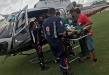 Helicóptero da CIOPAER transporta jovem vítima de afogamento de Mombaça para Juazeiro do Norte, CE