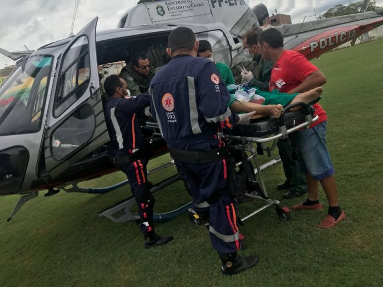 Helicóptero da CIOPAER transporta jovem vítima de afogamento de Mombaça para Juazeiro do Norte, CE