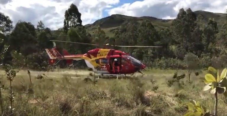 Equipe aeromédica do helicóptero Arcanjo 04 resgata vítima de acidente com jipe em Nova Lima, MG