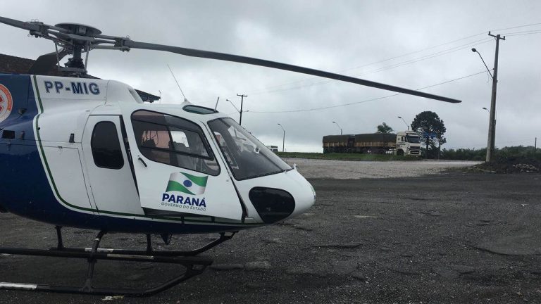 Caminhão cai em ribanceira e motorista é socorrido por helicóptero da Base Campos Gerais, PR