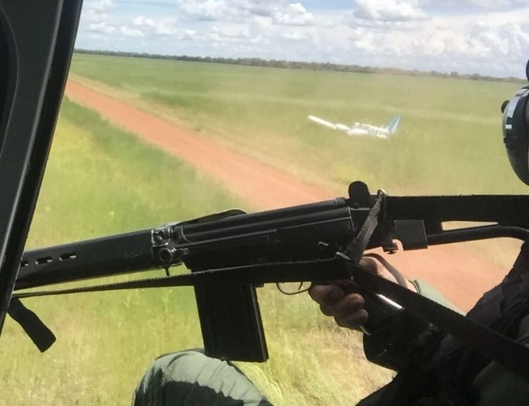 FAB intercepta avião carregado com cocaína e equipe do CIOPAer do MT realiza abordagem policial