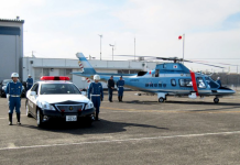 Polícia de Shizuoka usa helicóptero para fiscalizar motoristas imprudentes em Via Expressa