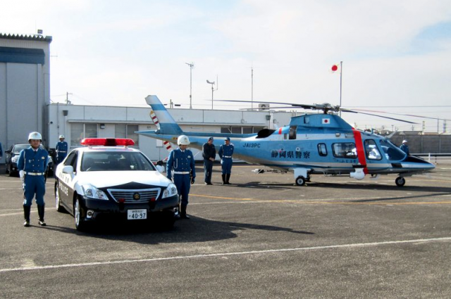 Polícia de Shizuoka usa helicóptero para fiscalizar motoristas imprudentes em Via Expressa