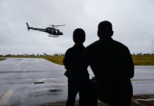 Menino de 6 anos realiza sonho de conhecer a base do Grupo Tático Aéreo do Amapá