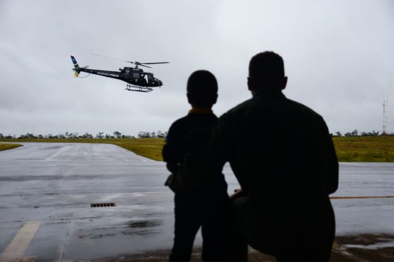 Menino de 6 anos realiza sonho de conhecer a base do Grupo Tático Aéreo do Amapá